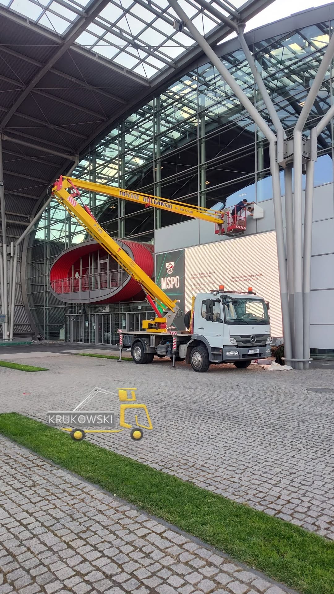 Realizacja montażu napisu na budynku w Kielcach