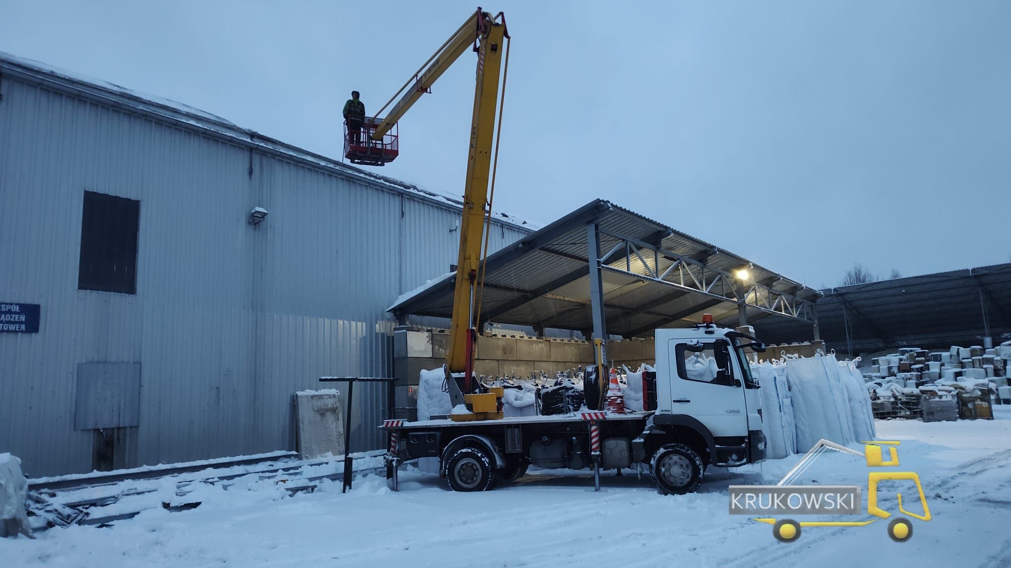 Realizacja montażu napisu na budynku w Kielcach